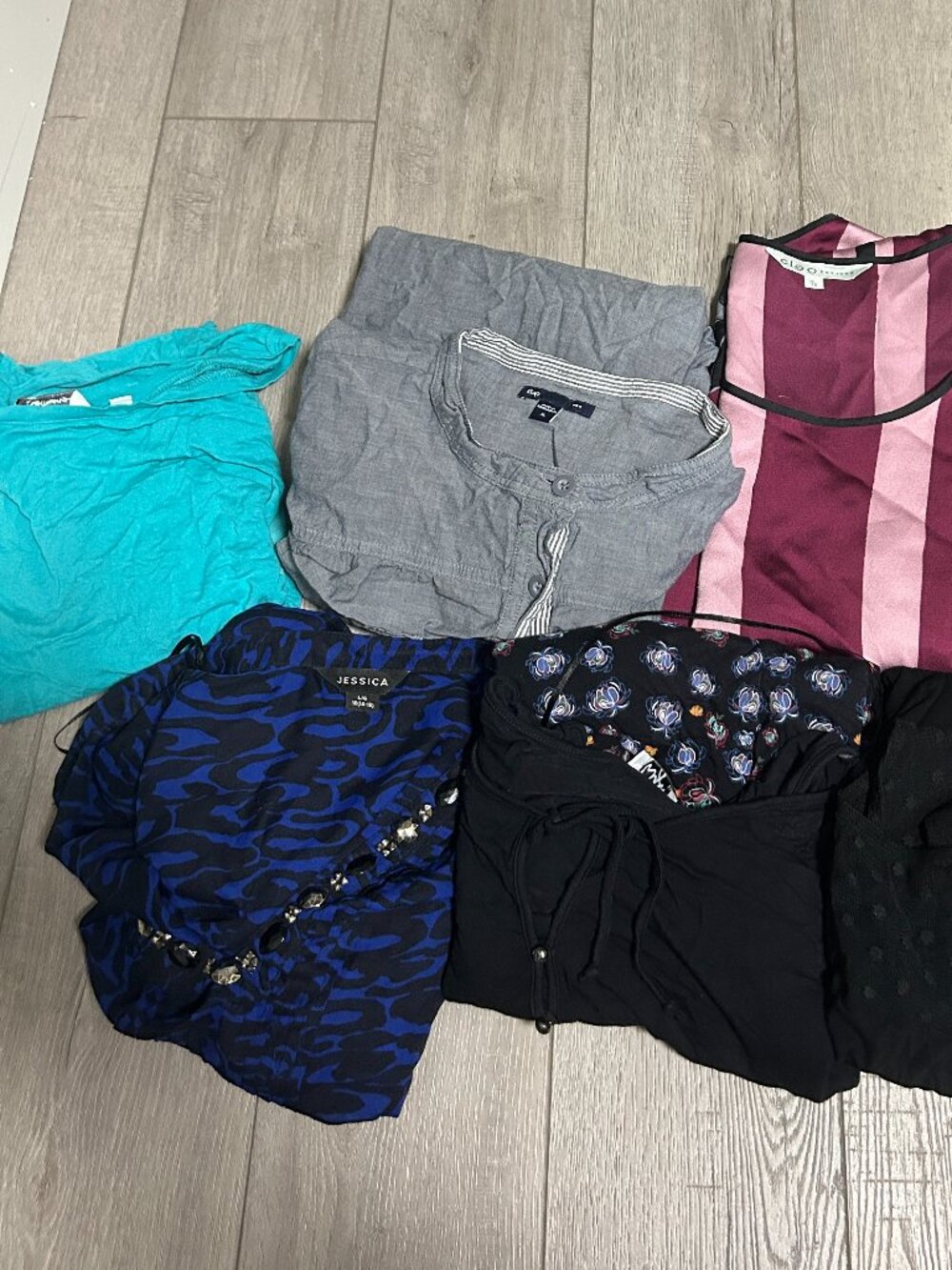Lot of 6 Women's Blouses, T- Shirts, V Necks, Long/Short Sleeve Tops L/XL Size